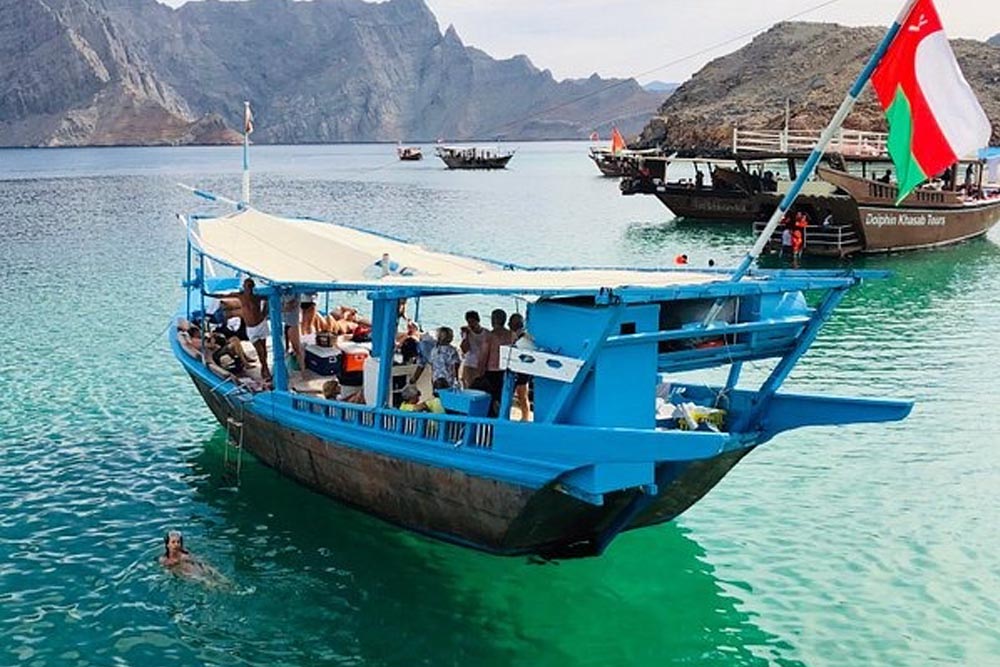 Séjour à Musandam – Croisière en Dhow & Nuitée sur Yacht - JTR Holidays - Vivez l’expérience ultime du séjour à Musandam avec une croisière en dhow d'une journée complète à travers les superbes fjords de Khor Sham, comprenant l’observation des dauphins, le snorkeling et un délicieux déjeuner à bord.
Après une journée d’aventure, détendez-vous avec une nuitée sur un luxueux Rubba Yacht—nagez, pêchez, savourez un dîner BBQ sous les étoiles et dormez confortablement sur le pont ou dans des cabines douillettes. Une escapade de 2 jours parfaite alliant beauté scénique, aventure et détente. Réservez maintenant pour une escapade inoubliable à Musandam ! Séjour à Musandam – Croisière en Dhow & Nuitée sur Yacht - JTR Holidays - Image 2 sur 5