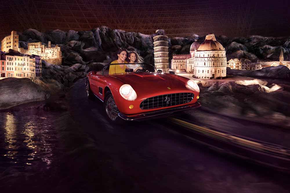 Entradas para Ferrari World Abu Dhabi - Reserva entradas para Ferrari World Abu Dhabi con JTR Holidays y disfruta de emocionantes atracciones, entretenimiento familiar y montañas rusas que rompen récords. Elige entradas para uno o varios días y aprovecha al máximo tu aventura en Yas Island. Entradas para Ferrari World Abu Dhabi - Imagen 2 de 5