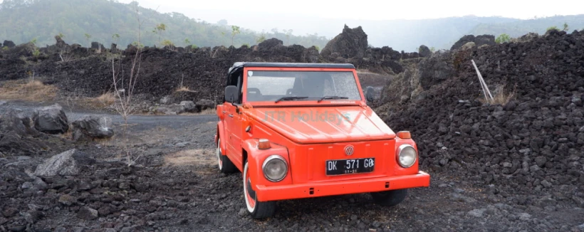 Mount Batur Volkswagen Safari Tour - Entdecken Sie das ultimative Bali Offroad-Abenteuer mit unserer Mount Batur Volkswagen Safari Tour. Fahren Sie über vulkanische Lavafelder in einem vintage VW-Jeep, erleben Sie einen atemberaubenden Sonnenaufgang am Mount Batur über dem Kratersee, erkunden Sie dramatische schwarze Lavalandschaften und tauchen Sie ein in eine Bali-Kaffeepflanzen-Tour, bei der Sie traditionelle Kaffeeanbauweisen kennenlernen. Genießen Sie komfortable Hin- und Rücktransfers zum Hotel, kleine Gruppengrößen und fachkundige lokale Guides. Buchen Sie noch heute Ihre Bali Vulkan-Jeep-Safari für ein einzigartiges VW-Safari Bali Erlebnis, das Vintage-Charme und natürliche Schönheit verbindet. Mount Batur Volkswagen Safari Tour - Bild 4 von 5