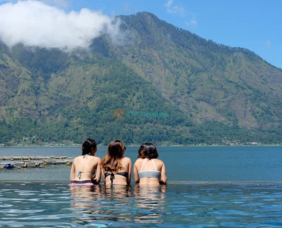 Mount Batur Volkswagen Safari Tour - Entdecken Sie das ultimative Bali Offroad-Abenteuer mit unserer Mount Batur Volkswagen Safari Tour. Fahren Sie über vulkanische Lavafelder in einem vintage VW-Jeep, erleben Sie einen atemberaubenden Sonnenaufgang am Mount Batur über dem Kratersee, erkunden Sie dramatische schwarze Lavalandschaften und tauchen Sie ein in eine Bali-Kaffeepflanzen-Tour, bei der Sie traditionelle Kaffeeanbauweisen kennenlernen. Genießen Sie komfortable Hin- und Rücktransfers zum Hotel, kleine Gruppengrößen und fachkundige lokale Guides. Buchen Sie noch heute Ihre Bali Vulkan-Jeep-Safari für ein einzigartiges VW-Safari Bali Erlebnis, das Vintage-Charme und natürliche Schönheit verbindet. Mount Batur Volkswagen Safari Tour - Bild 5 von 5