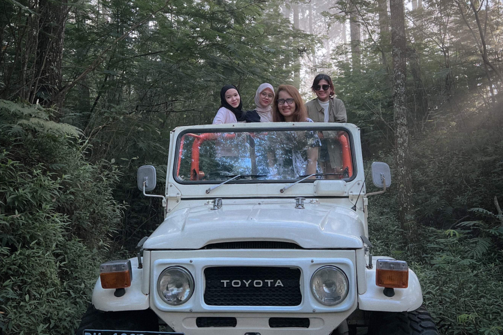 バトゥール山 4WD ジープツアー バリ島 - バトゥール山4WDジープツアーでバリの究極のオフロードアドベンチャーを体験してください。夜明け前に頑丈な4WDジープで出発し、劇的な黒い溶岩原や熱帯ジャングルを走り抜けて、バトゥール山のクレーター湖に昇る息をのむような日の出を目指します。バリの火山地質についての洞察を共有する熟練の現地ガイドが同行します。日の出後は火山の景色を眺めながら没入型のバリ風朝食を味わい、その後コーヒー農園や本格的な村を探索します。便利なホテル送迎、グループサイズへの配慮、そしてパーソナライズされたサービスにより、当社の4WDバトゥール山ジープツアーはスリル、自然、文化が忘れられない形で融合した体験を提供します。今すぐ冒険を予約して、バリでの体験をさらに高めましょう。 バトゥール山 4WD ジープツアー バリ島 - 画像 5 の 5