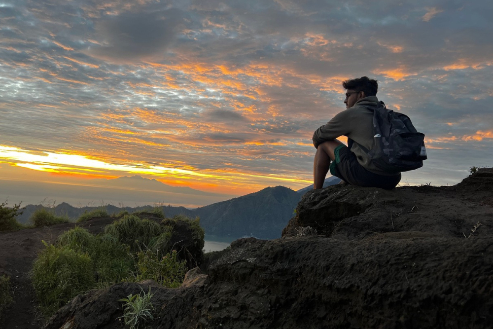 Mount Batur Sonnenaufgangswanderung und Tibumana Wasserfall - Begleiten Sie unsere Bali-Abenteuertour mit der Mount Batur Sonnenaufgangswanderung und dem Tibumana Wasserfall-Ausflug. Wandern Sie zum Vulkan-Gipfel für atemberaubende Dämmerungsausblicke, genießen Sie ein traditionelles balinesisches Frühstück und schwimmen Sie dann im versteckten Tibumana Tauchbecken. Kleine Gruppen, erfahrene Führer und nahtlose Hoteltransfers inklusive – buchen Sie noch heute Ihre unvergessliche Bali-Wanderungstour. Mount Batur Sonnenaufgangswanderung und Tibumana Wasserfall - Bild 2 von 5