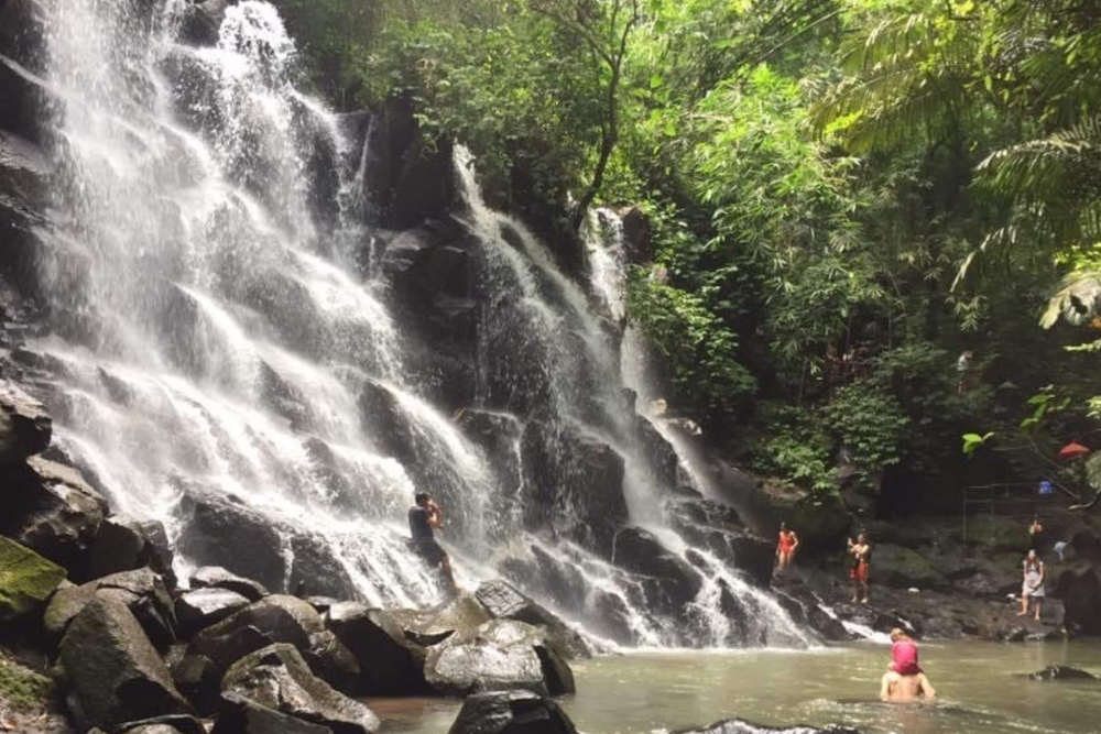 Mount Batur Sonnenaufgangswanderung und Tibumana Wasserfall - Begleiten Sie unsere Bali-Abenteuertour mit der Mount Batur Sonnenaufgangswanderung und dem Tibumana Wasserfall-Ausflug. Wandern Sie zum Vulkan-Gipfel für atemberaubende Dämmerungsausblicke, genießen Sie ein traditionelles balinesisches Frühstück und schwimmen Sie dann im versteckten Tibumana Tauchbecken. Kleine Gruppen, erfahrene Führer und nahtlose Hoteltransfers inklusive – buchen Sie noch heute Ihre unvergessliche Bali-Wanderungstour. Mount Batur Sonnenaufgangswanderung und Tibumana Wasserfall - Bild 4 von 5