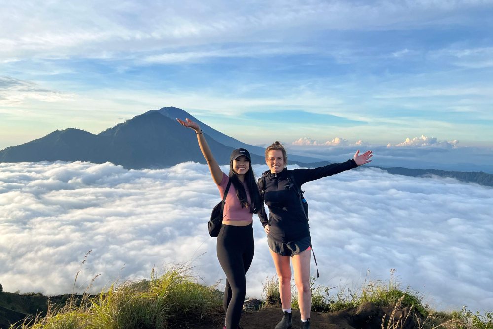 Randonnée au lever du soleil sur le Mont Batur - Rejoignez notre Randonnée au lever du soleil sur le Mont Batur à Bali : entreprenez une randonnée guidée sur le volcan avant l'aube à travers des champs de lave accidentés, assistez à un lever de soleil épique au-dessus du lac du cratère, savourez un petit-déjeuner cuit à la vapeur par la chaleur volcanique au sommet et explorez le bord du cratère. Comprend les transferts depuis l'hôtel et des guides locaux experts — réservez votre aventure volcanique ultime à Bali dès aujourd'hui. Randonnée au lever du soleil sur le Mont Batur - Image 1 sur 5