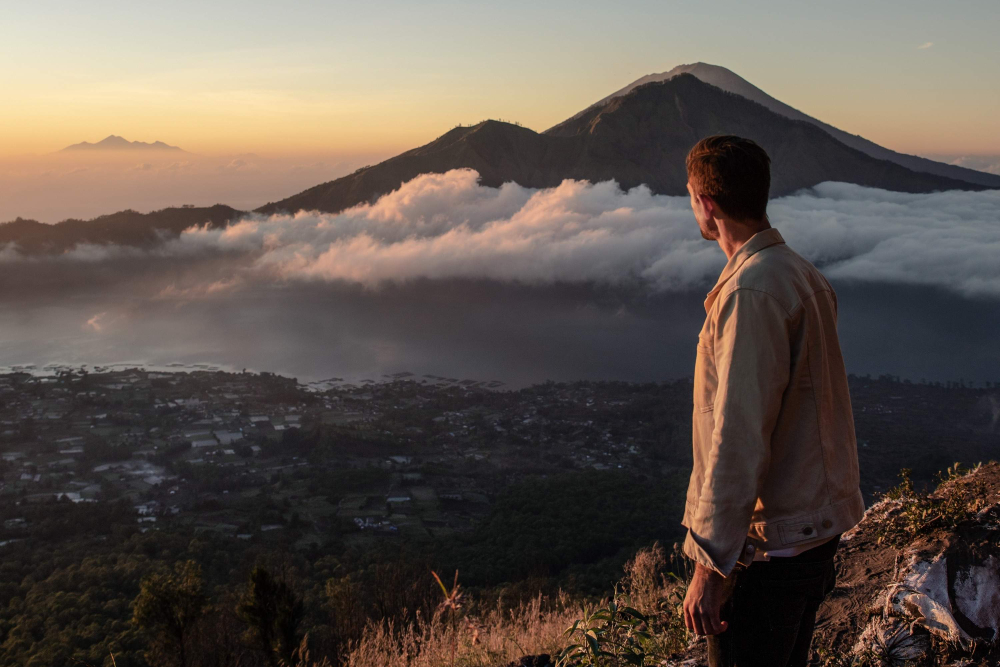 Randonnée au lever du soleil sur le Mont Batur - Rejoignez notre Randonnée au lever du soleil sur le Mont Batur à Bali : entreprenez une randonnée guidée sur le volcan avant l'aube à travers des champs de lave accidentés, assistez à un lever de soleil épique au-dessus du lac du cratère, savourez un petit-déjeuner cuit à la vapeur par la chaleur volcanique au sommet et explorez le bord du cratère. Comprend les transferts depuis l'hôtel et des guides locaux experts — réservez votre aventure volcanique ultime à Bali dès aujourd'hui. Randonnée au lever du soleil sur le Mont Batur - Image 3 sur 5