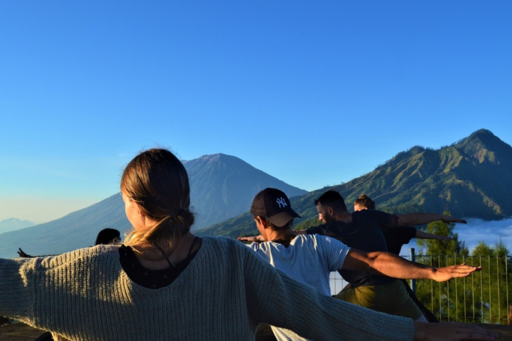 Randonnée au lever du soleil sur le Mont Batur - Rejoignez notre Randonnée au lever du soleil sur le Mont Batur à Bali : entreprenez une randonnée guidée sur le volcan avant l'aube à travers des champs de lave accidentés, assistez à un lever de soleil épique au-dessus du lac du cratère, savourez un petit-déjeuner cuit à la vapeur par la chaleur volcanique au sommet et explorez le bord du cratère. Comprend les transferts depuis l'hôtel et des guides locaux experts — réservez votre aventure volcanique ultime à Bali dès aujourd'hui. Randonnée au lever du soleil sur le Mont Batur - Image 4 sur 5