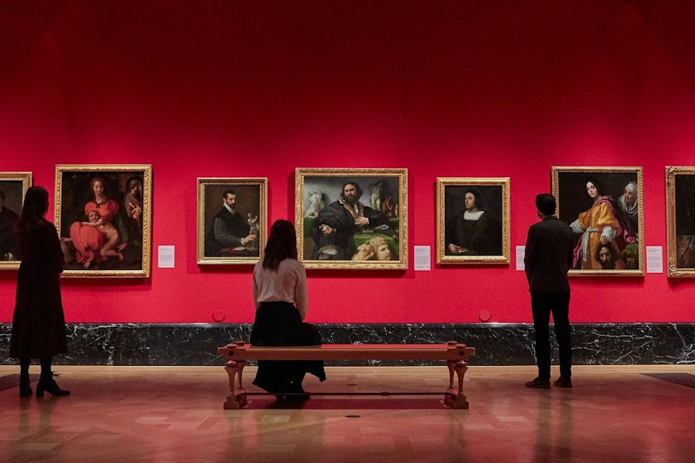 La Galerie du Roi, Palais de Buckingham - Plongez dans l'univers de l'art et du patrimoine royal à la Galerie du Roi, située au Palais de Buckingham. Cette prestigieuse galerie présente certaines des plus belles pièces de la Collection Royale, notamment des peintures, des sculptures et des arts décoratifs. Les visiteurs peuvent découvrir une sélection d'expositions temporaires qui mettent en valeur la profondeur et la richesse du mécénat royal à travers l'histoire. Des chefs-d'œuvre de Rembrandt et Rubens aux manuscrits rares et aux artefacts historiques, chaque visite offre une nouvelle expérience culturelle. La galerie offre un espace calme et élégant pour les amateurs d'art, les passionnés d'histoire et les touristes. Grâce à une scénographie détaillée et des présentations instructives, c'est un incontournable pour ceux qui souhaitent un regard approfondi sur l'héritage artistique de la monarchie britannique. Située juste à côté du palais emblématique, elle est facilement accessible au cœur de Londres. Découvrez des siècles de goût et de tradition royaux à la Galerie du Roi. La Galerie du Roi, Palais de Buckingham - Image 2 sur 5