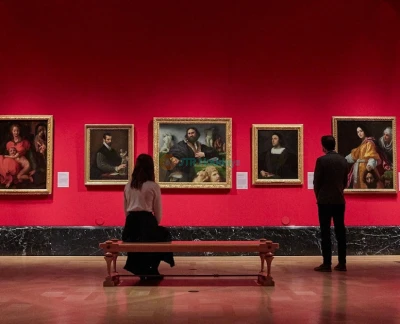 Die Königsgalerie, Buckingham-Palast - Tauchen Sie ein in die Welt der königlichen Kunst und des Erbes in der Königsgalerie, die sich im Buckingham-Palast befindet. Diese prestigeträchtige Galerie zeigt einige der feinsten Stücke aus der Royal Collection, darunter Gemälde, Skulpturen und dekorative Kunst. Besucher können eine wechselnde Auswahl von Ausstellungen erkunden, die die Tiefe und den Reichtum königlicher Schirmherrschaft durch die Geschichte hervorheben. Von Meisterwerken von Rembrandt und Rubens bis hin zu seltenen Manuskripten und historischen Artefakten bietet jeder Besuch ein neues kulturelles Erlebnis. Die Galerie bietet Kunstliebhabern, Geschichtsbegeisterten und Touristen gleichermaßen einen ruhigen und eleganten Raum. Mit detaillierter Kuratierung und aufschlussreichen Ausstellungen ist sie ein Muss für alle, die einen tieferen Einblick in das künstlerische Erbe der britischen Monarchie wünschen. Direkt neben dem ikonischen Palast gelegen, ist sie leicht im Herzen Londons erreichbar. Entdecken Sie Jahrhunderte königlichen Geschmacks und Tradition in der Königsgalerie. Die Königsgalerie, Buckingham-Palast - Bild 2 von 5