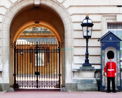 Die Königsgalerie, Buckingham-Palast - Tauchen Sie ein in die Welt der königlichen Kunst und des Erbes in der Königsgalerie, die sich im Buckingham-Palast befindet. Diese prestigeträchtige Galerie zeigt einige der feinsten Stücke aus der Royal Collection, darunter Gemälde, Skulpturen und dekorative Kunst. Besucher können eine wechselnde Auswahl von Ausstellungen erkunden, die die Tiefe und den Reichtum königlicher Schirmherrschaft durch die Geschichte hervorheben. Von Meisterwerken von Rembrandt und Rubens bis hin zu seltenen Manuskripten und historischen Artefakten bietet jeder Besuch ein neues kulturelles Erlebnis. Die Galerie bietet Kunstliebhabern, Geschichtsbegeisterten und Touristen gleichermaßen einen ruhigen und eleganten Raum. Mit detaillierter Kuratierung und aufschlussreichen Ausstellungen ist sie ein Muss für alle, die einen tieferen Einblick in das künstlerische Erbe der britischen Monarchie wünschen. Direkt neben dem ikonischen Palast gelegen, ist sie leicht im Herzen Londons erreichbar. Entdecken Sie Jahrhunderte königlichen Geschmacks und Tradition in der Königsgalerie. Die Königsgalerie, Buckingham-Palast - Bild 5 von 5