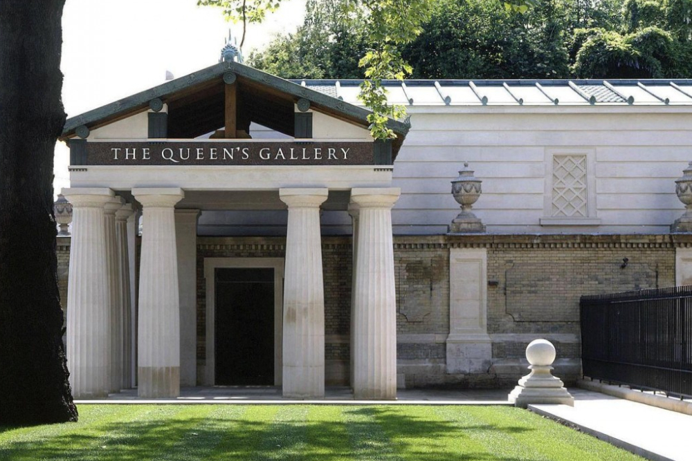 Die Königsgalerie, Buckingham-Palast - Tauchen Sie ein in die Welt der königlichen Kunst und des Erbes in der Königsgalerie, die sich im Buckingham-Palast befindet. Diese prestigeträchtige Galerie zeigt einige der feinsten Stücke aus der Royal Collection, darunter Gemälde, Skulpturen und dekorative Kunst. Besucher können eine wechselnde Auswahl von Ausstellungen erkunden, die die Tiefe und den Reichtum königlicher Schirmherrschaft durch die Geschichte hervorheben. Von Meisterwerken von Rembrandt und Rubens bis hin zu seltenen Manuskripten und historischen Artefakten bietet jeder Besuch ein neues kulturelles Erlebnis. Die Galerie bietet Kunstliebhabern, Geschichtsbegeisterten und Touristen gleichermaßen einen ruhigen und eleganten Raum. Mit detaillierter Kuratierung und aufschlussreichen Ausstellungen ist sie ein Muss für alle, die einen tieferen Einblick in das künstlerische Erbe der britischen Monarchie wünschen. Direkt neben dem ikonischen Palast gelegen, ist sie leicht im Herzen Londons erreichbar. Entdecken Sie Jahrhunderte königlichen Geschmacks und Tradition in der Königsgalerie. Die Königsgalerie, Buckingham-Palast - Bild 4 von 5