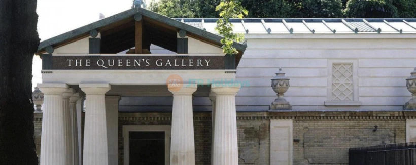 Die Königsgalerie, Buckingham-Palast - Tauchen Sie ein in die Welt der königlichen Kunst und des Erbes in der Königsgalerie, die sich im Buckingham-Palast befindet. Diese prestigeträchtige Galerie zeigt einige der feinsten Stücke aus der Royal Collection, darunter Gemälde, Skulpturen und dekorative Kunst. Besucher können eine wechselnde Auswahl von Ausstellungen erkunden, die die Tiefe und den Reichtum königlicher Schirmherrschaft durch die Geschichte hervorheben. Von Meisterwerken von Rembrandt und Rubens bis hin zu seltenen Manuskripten und historischen Artefakten bietet jeder Besuch ein neues kulturelles Erlebnis. Die Galerie bietet Kunstliebhabern, Geschichtsbegeisterten und Touristen gleichermaßen einen ruhigen und eleganten Raum. Mit detaillierter Kuratierung und aufschlussreichen Ausstellungen ist sie ein Muss für alle, die einen tieferen Einblick in das künstlerische Erbe der britischen Monarchie wünschen. Direkt neben dem ikonischen Palast gelegen, ist sie leicht im Herzen Londons erreichbar. Entdecken Sie Jahrhunderte königlichen Geschmacks und Tradition in der Königsgalerie. Die Königsgalerie, Buckingham-Palast - Bild 4 von 5