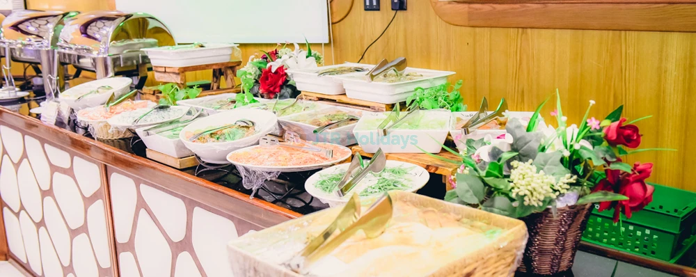 Luxury Marina Dinner Cruise and Yacht - JTR Holidays - Image 4 of 5