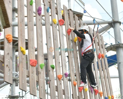 Discovery Park Ticket - Buchen Sie Ihren Discovery Park Gamuda Cove Eintritt mit JTR Holidays für Malaysias ultimatives Outdoor-Abenteuer: Bewältigen Sie den rekordverdächtigen Kletterparcours, schweben Sie mit der Cove Aerobar Panoramahimmelbahn, genießen Sie Kajakfahren, Seilrutschen, Hindernisparcours und familienfreundliches Wasserspiel im üppigen Naturpark von Gamuda Cove. Discovery Park Ticket - Bild 2 von 5