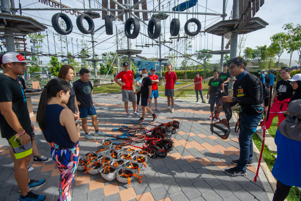 Billet pour le Parc Découverte - Réservez votre entrée au Parc Découverte de la Baie de Gamuda avec JTR Vacances pour la meilleure aventure en plein air de la Malaisie : affrontez le parcours de cordes record, envolez-vous sur l'Aérobar de la Baie, profitez du kayak, de la tyrolienne, des parcours d'obstacles et des jeux d'eau adaptés aux familles dans le parc naturel luxuriant de la Baie de Gamuda. Billet pour le Parc Découverte - Image 3 sur 5