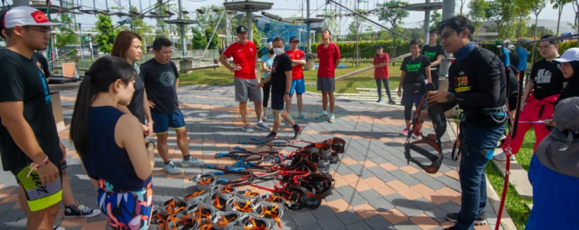 Discovery Park Ticket - Buchen Sie Ihren Discovery Park Gamuda Cove Eintritt mit JTR Holidays für Malaysias ultimatives Outdoor-Abenteuer: Bewältigen Sie den rekordverdächtigen Kletterparcours, schweben Sie mit der Cove Aerobar Panoramahimmelbahn, genießen Sie Kajakfahren, Seilrutschen, Hindernisparcours und familienfreundliches Wasserspiel im üppigen Naturpark von Gamuda Cove. Discovery Park Ticket - Bild 3 von 5