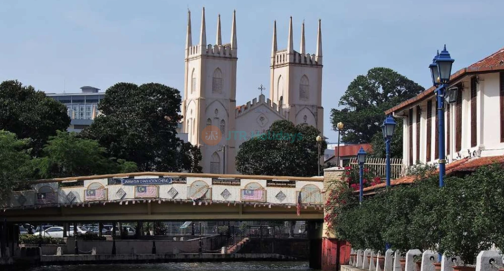 Excursion d'une journée complète à Malacca depuis Kuala Lumpur - Découvrez l'excursion d'une journée idéale à Malacca depuis Kuala Lumpur avec JTR Vacances : explorez des sites du patrimoine mondial de l'UNESCO tels que la forteresse A'Famosa, la Dutch Square & Stadthuys, et le temple Cheng Hoon Teng ; flânez dans la vibrante rue Jonker pour déguster la cuisine peranakan, le cendol et les boules de riz au poulet ; profitez d'une croisière pittoresque sur la rivière de Malacca ; et découvrez l'histoire coloniale portugaise et néerlandaise. Cette excursion de KL à Malacca inclut les transferts depuis l'hôtel, les commentaires d'un guide expert et une réservation sans tracas : réservez votre visite touristique de Malacca dès aujourd'hui. Excursion d'une journée complète à Malacca depuis Kuala Lumpur - Image 1 sur 5