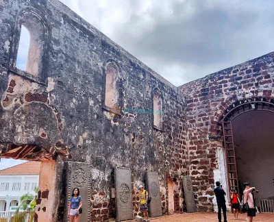 Excursion d'une journée complète à Malacca depuis Kuala Lumpur - Découvrez l'excursion d'une journée idéale à Malacca depuis Kuala Lumpur avec JTR Vacances : explorez des sites du patrimoine mondial de l'UNESCO tels que la forteresse A'Famosa, la Dutch Square & Stadthuys, et le temple Cheng Hoon Teng ; flânez dans la vibrante rue Jonker pour déguster la cuisine peranakan, le cendol et les boules de riz au poulet ; profitez d'une croisière pittoresque sur la rivière de Malacca ; et découvrez l'histoire coloniale portugaise et néerlandaise. Cette excursion de KL à Malacca inclut les transferts depuis l'hôtel, les commentaires d'un guide expert et une réservation sans tracas : réservez votre visite touristique de Malacca dès aujourd'hui. Excursion d'une journée complète à Malacca depuis Kuala Lumpur - Image 2 sur 5