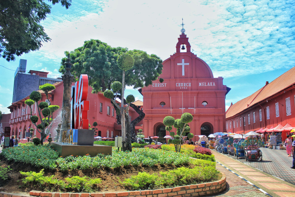 Excursion d'une journée complète à Malacca depuis Kuala Lumpur - Découvrez l'excursion d'une journée idéale à Malacca depuis Kuala Lumpur avec JTR Vacances : explorez des sites du patrimoine mondial de l'UNESCO tels que la forteresse A'Famosa, la Dutch Square & Stadthuys, et le temple Cheng Hoon Teng ; flânez dans la vibrante rue Jonker pour déguster la cuisine peranakan, le cendol et les boules de riz au poulet ; profitez d'une croisière pittoresque sur la rivière de Malacca ; et découvrez l'histoire coloniale portugaise et néerlandaise. Cette excursion de KL à Malacca inclut les transferts depuis l'hôtel, les commentaires d'un guide expert et une réservation sans tracas : réservez votre visite touristique de Malacca dès aujourd'hui. Excursion d'une journée complète à Malacca depuis Kuala Lumpur - Image 5 sur 5