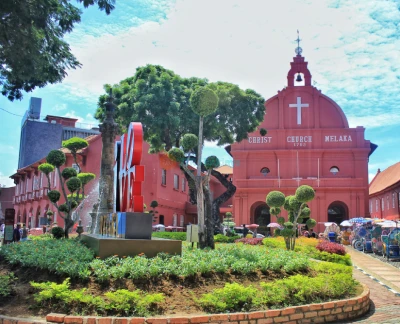 Excursion d'une journée complète à Malacca depuis Kuala Lumpur - Découvrez l'excursion d'une journée idéale à Malacca depuis Kuala Lumpur avec JTR Vacances : explorez des sites du patrimoine mondial de l'UNESCO tels que la forteresse A'Famosa, la Dutch Square & Stadthuys, et le temple Cheng Hoon Teng ; flânez dans la vibrante rue Jonker pour déguster la cuisine peranakan, le cendol et les boules de riz au poulet ; profitez d'une croisière pittoresque sur la rivière de Malacca ; et découvrez l'histoire coloniale portugaise et néerlandaise. Cette excursion de KL à Malacca inclut les transferts depuis l'hôtel, les commentaires d'un guide expert et une réservation sans tracas : réservez votre visite touristique de Malacca dès aujourd'hui. Excursion d'une journée complète à Malacca depuis Kuala Lumpur - Image 5 sur 5