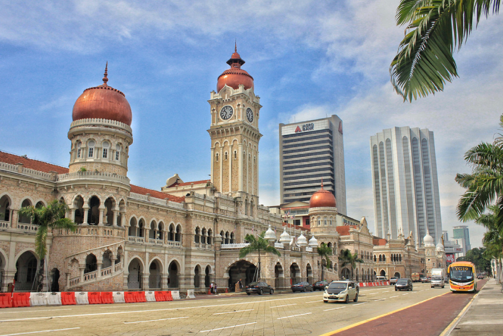 Visite touristique de Kuala Lumpur - Découvrez le meilleur de la capitale malaise avec notre visite touristique de Kuala Lumpur : visitez les Tours jumelles Petronas, montez à la Tour de KL pour des vues panoramiques, explorez la historique Place de l'Indépendance et l'Istana Negara, et flânez dans le coloré quartier chinois et au Marché central. Plongez dans la culture au Musée des arts islamiques, promenez-vous dans les Jardins du lac, rencontrez des oiseaux au parc aux oiseaux de KL et immortalisez les délices de la street food sur Jalan Alor. Parfait pour des excursions d'une journée à KL, des visites des principaux sites et des voyages en Malaisie, cette excursion complète à KL inclut les transferts hôteliers et les commentaires d'un guide expert — réservez maintenant pour une visite inoubliable de Kuala Lumpur Visite touristique de Kuala Lumpur - Image 2 sur 5