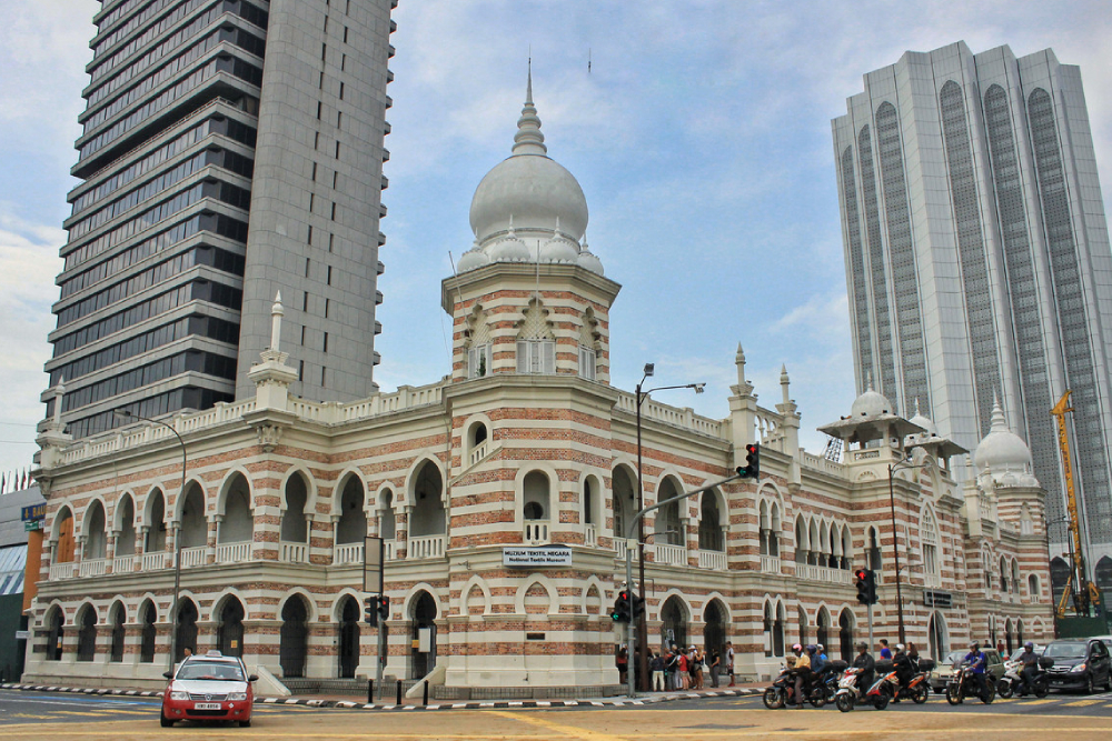 Kuala Lumpur Besichtigungstour - Erleben Sie das Beste der Hauptstadt Malaysias mit unserer Kuala Lumpur Besichtigungstour: Besuchen Sie die Petronas Zwillingstürme, steigen Sie auf den KL Tower für Panoramablicke, erkunden Sie den historischen Merdeka-Platz und Istana Negara, und schlendern Sie durch das bunte Chinatown und den Central Market. Tauchen Sie ein in die Kultur im Islamischen Kunstmuseum, spazieren Sie durch die Lake Gardens, treffen Sie Vögel im KL Vogelpark und entdecken Sie Street-Food-Genüsse in der Jalan Alor. Perfekt für Tagesausflüge in KL, Stadthighlights und Malaysia-Reisen, inklusive Hoteltransfers und fachkundiger Reiseleitung. Buchen Sie jetzt für eine unvergessliche Kuala Lumpur Tour. Kuala Lumpur Besichtigungstour - Bild 3 von 5
