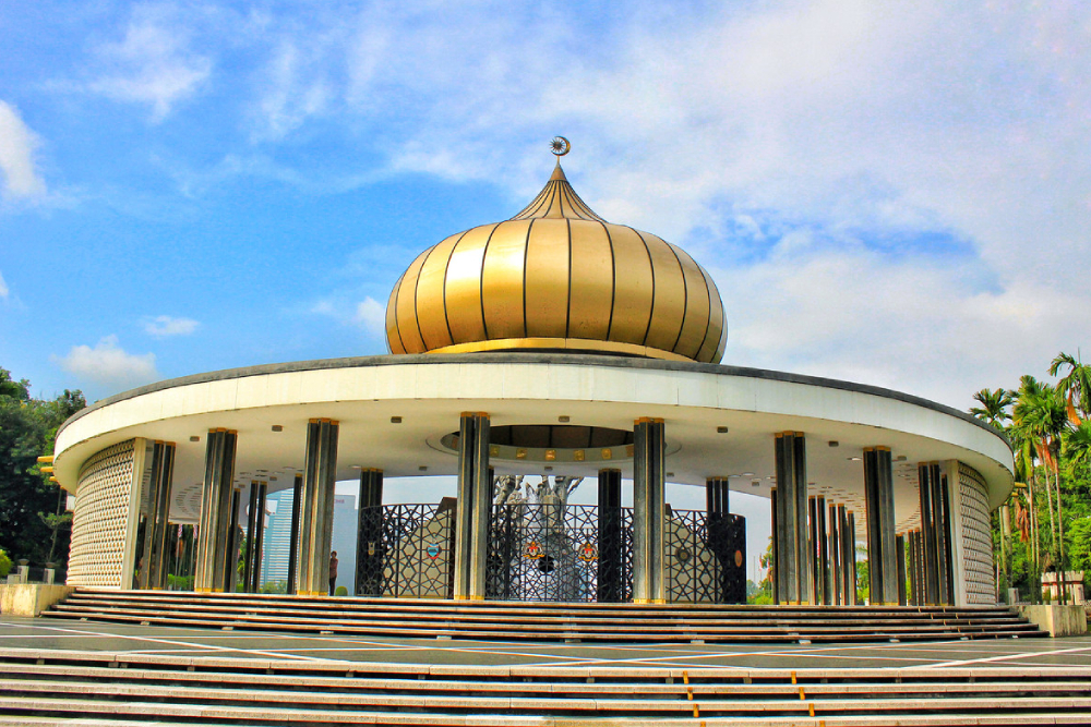 Kuala Lumpur Besichtigungstour - Erleben Sie das Beste der Hauptstadt Malaysias mit unserer Kuala Lumpur Besichtigungstour: Besuchen Sie die Petronas Zwillingstürme, steigen Sie auf den KL Tower für Panoramablicke, erkunden Sie den historischen Merdeka-Platz und Istana Negara, und schlendern Sie durch das bunte Chinatown und den Central Market. Tauchen Sie ein in die Kultur im Islamischen Kunstmuseum, spazieren Sie durch die Lake Gardens, treffen Sie Vögel im KL Vogelpark und entdecken Sie Street-Food-Genüsse in der Jalan Alor. Perfekt für Tagesausflüge in KL, Stadthighlights und Malaysia-Reisen, inklusive Hoteltransfers und fachkundiger Reiseleitung. Buchen Sie jetzt für eine unvergessliche Kuala Lumpur Tour. Kuala Lumpur Besichtigungstour - Bild 4 von 5