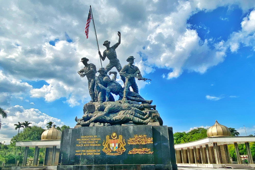 Kuala Lumpur Besichtigungstour - Erleben Sie das Beste der Hauptstadt Malaysias mit unserer Kuala Lumpur Besichtigungstour: Besuchen Sie die Petronas Zwillingstürme, steigen Sie auf den KL Tower für Panoramablicke, erkunden Sie den historischen Merdeka-Platz und Istana Negara, und schlendern Sie durch das bunte Chinatown und den Central Market. Tauchen Sie ein in die Kultur im Islamischen Kunstmuseum, spazieren Sie durch die Lake Gardens, treffen Sie Vögel im KL Vogelpark und entdecken Sie Street-Food-Genüsse in der Jalan Alor. Perfekt für Tagesausflüge in KL, Stadthighlights und Malaysia-Reisen, inklusive Hoteltransfers und fachkundiger Reiseleitung. Buchen Sie jetzt für eine unvergessliche Kuala Lumpur Tour. Kuala Lumpur Besichtigungstour - Bild 5 von 5