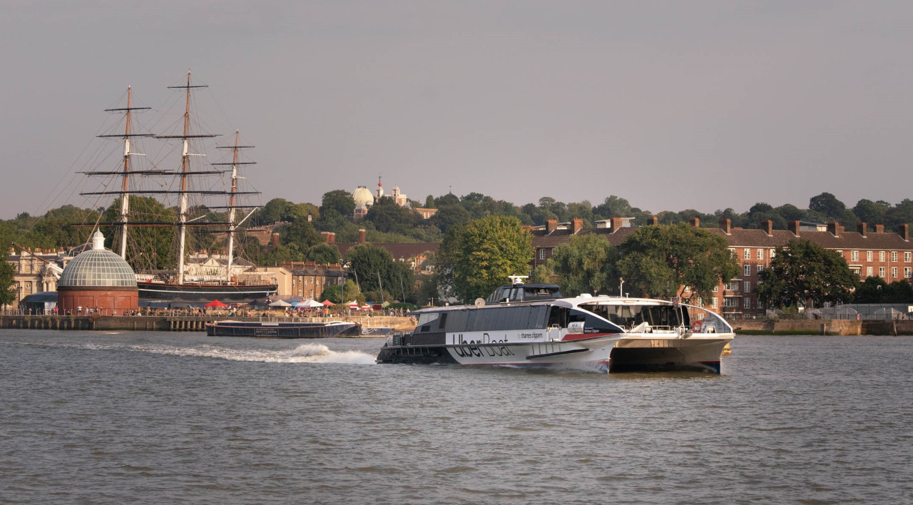 Речной трамвай на Темзе с возможностью свободной посадки и высадки от Thames Clippers - Откройте для себя знаковые достопримечательности Лондона на борту речного трамвая на Темзе от Thames Clippers. Наслаждайтесь гибкими речными круизами и экскурсиями с возможностью свободной посадки и высадки на основных остановках, таких как Тауэрский мост, Вестминстер, Лондонский глаз и Гринвич. Идеально подходит для посещения достопримечательностей Лондона, семейного отдыха и удобного речного транспорта, ваш пропуск Thames Clippers предлагает панорамные виды на город и экспертный комментарий на борту. Забронируйте сейчас для незабываемого тура по Лондону на лодке. Речной трамвай на Темзе с возможностью свободной посадки и высадки от Thames Clippers - Изображение 1 из 5