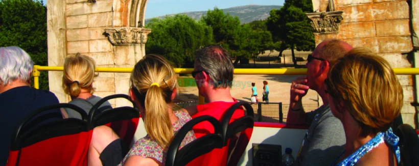 City Sightseeing Athen Hop-on Hop-off Bustour - Entdecken Sie Athen mit der City Sightseeing Hop‑on Hop‑off Bustour: unbegrenzte 24h/48h Fahrten in einem offenen Doppeldeckerbus, Panoramablick auf die Stadt, mehrsprachiger Audioguide, kostenloses WLAN und einfacher Zugang zu Top-Attraktionen wie der Akropolis, dem Parthenon, Plaka, dem Syntagma-Platz und dem Panathinaiko-Stadion. City Sightseeing Athen Hop-on Hop-off Bustour - Bild 3 von 5