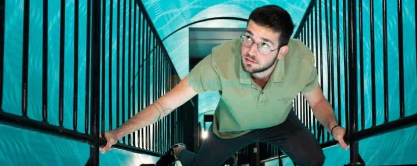 Museum der Illusionen Athen - Entdecken Sie das Museum der Illusionen Athen: interaktive optische Täuschungen, Wirbeltunneln, Ames-Raum, Unendlichkeitsraum und immersive VR-Ausstellungen. Perfekt für Familien, Paare & Instagram-Fotografie. Museum der Illusionen Athen - Bild 4 von 5
