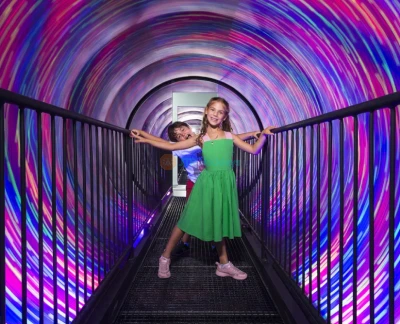 Museum der Illusionen Athen - Entdecken Sie das Museum der Illusionen Athen: interaktive optische Täuschungen, Wirbeltunneln, Ames-Raum, Unendlichkeitsraum und immersive VR-Ausstellungen. Perfekt für Familien, Paare & Instagram-Fotografie. Museum der Illusionen Athen - Bild 5 von 5