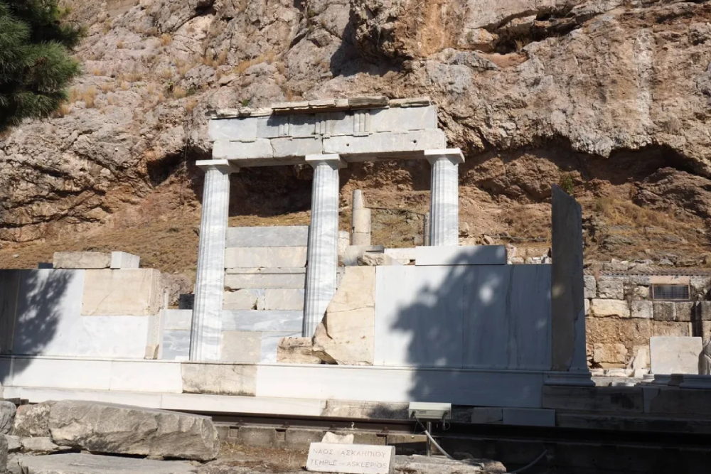 Acropolis & Parthenon Afternoon Guided Tour - Skip the line Acropolis of Athens afternoon walking tour with expert guide. Discover the Parthenon, Propylaea, Erechtheion & Temple of Athena Nike, enjoy panoramic Athens views, ancient history insights, and small group commentary for an unforgettable late afternoon sightseeing experience. Acropolis & Parthenon Afternoon Guided Tour - Image 3 of 5