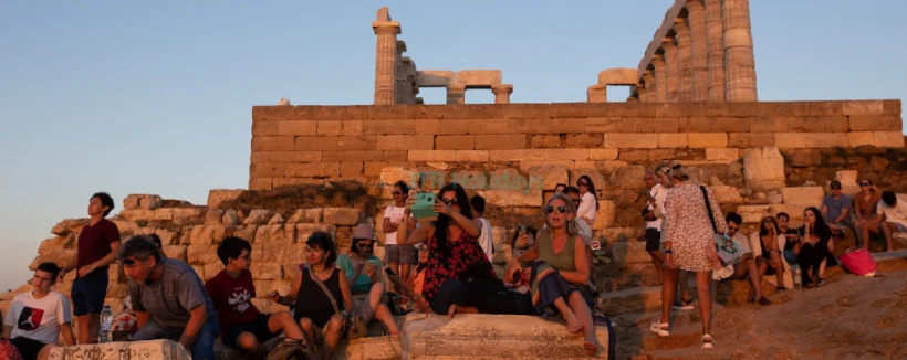 Temple of Poseidon in Cape Sounion Sunset Tour from Athens - Experience a magical sunset tour from Athens to Cape Sounion’s 5th-century BC Temple of Poseidon. Enjoy expert guide commentary, spot Lord Byron’s graffiti, and capture panoramic Aegean Sea views with round-trip coach transport. Temple of Poseidon in Cape Sounion Sunset Tour from Athens - Image 4 of 5