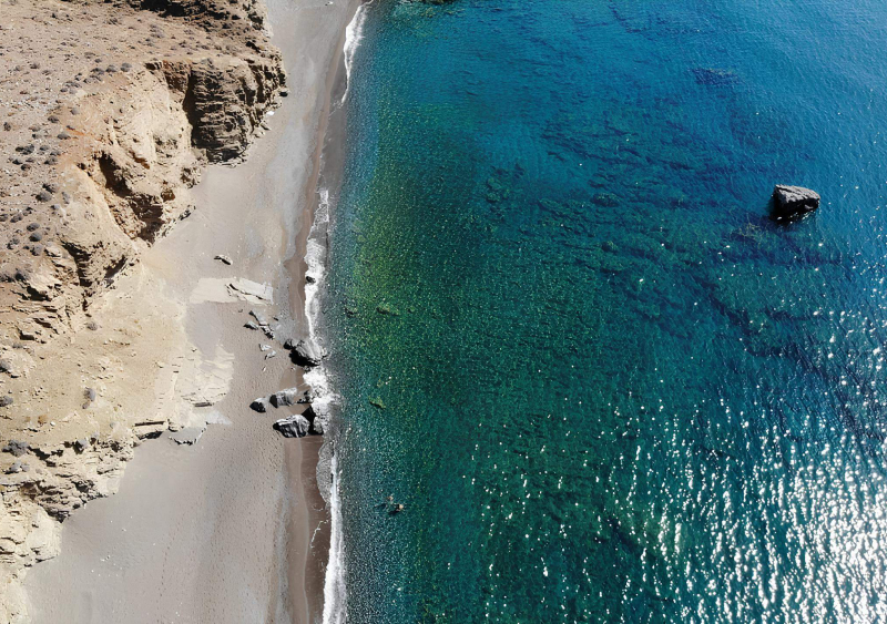 Tour por la Playa Trypiti y el Cañón Safari en el Sur de Creta - Vive la aventura definitiva de Safari en el Sur de Creta con nuestra Excursión 4×4 Todoterreno a la Playa y Garganta Trypiti. Este tour guiado cretense combina la emocionante conducción todoterreno por la dramática Garganta Trypiti con una visita a una playa escondida y apartada en la soleada costa sur de Creta. Nada en aguas cristalinas, explora ruinas minoicas y romanas antiguas, y saborea un auténtico almuerzo de barbacoa en una taberna tradicional rodeada de olivares. Captura vistas panorámicas del Mar Libio, pasea por encantadores pueblos montañosos y aprende sobre la cultura cretense local en esta excursión natural ecoamigable y familiar. Reserva hoy tu Safari por el Sur de Creta para una inolvidable mezcla de aventura, historia y relajación junto al mar. Tour por la Playa Trypiti y el Cañón Safari en el Sur de Creta - Imagen 1 de 5