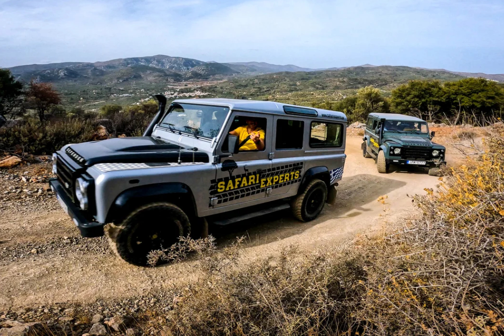 Tour por la Playa Trypiti y el Cañón Safari en el Sur de Creta - Vive la aventura definitiva de Safari en el Sur de Creta con nuestra Excursión 4×4 Todoterreno a la Playa y Garganta Trypiti. Este tour guiado cretense combina la emocionante conducción todoterreno por la dramática Garganta Trypiti con una visita a una playa escondida y apartada en la soleada costa sur de Creta. Nada en aguas cristalinas, explora ruinas minoicas y romanas antiguas, y saborea un auténtico almuerzo de barbacoa en una taberna tradicional rodeada de olivares. Captura vistas panorámicas del Mar Libio, pasea por encantadores pueblos montañosos y aprende sobre la cultura cretense local en esta excursión natural ecoamigable y familiar. Reserva hoy tu Safari por el Sur de Creta para una inolvidable mezcla de aventura, historia y relajación junto al mar. Tour por la Playa Trypiti y el Cañón Safari en el Sur de Creta - Imagen 2 de 5