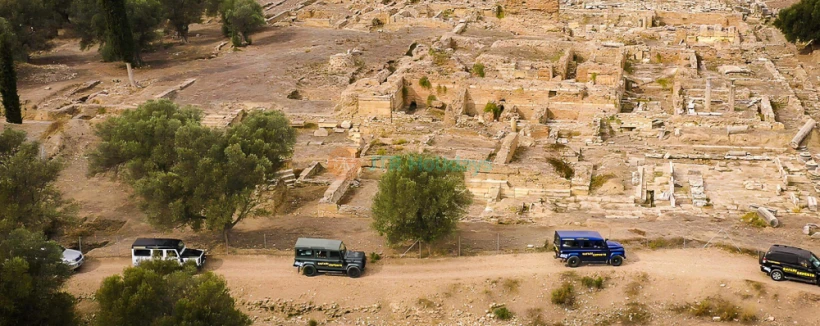 Трипити Бич и Трещина Сафарийный Тур по Южной Крите - Испытайте незабываемое приключение сафари по Южной Крите с нашим сафари-экскурсом на внедорожнике 4×4 по Трипити Бич и Трещине. Этот экскурсионный тур по Крите под руководством гида сочетает захватывающее вождение по бездорожью через драматическое ущелье Трипити с посещением уединённого скрытого пляжа на солнечном южном побережье Крита. Купайтесь в кристально чистой воде, исследуйте древние минойские и римские руины и наслаждайтесь аутентичным барбекю в традиционной таверне, расположенной среди оливковых рощ. Захватите панорамные виды на Ливийское море, гуляйте по очаровательным горным деревням и узнавайте о культуре Крита на этом экологичном и семейном экскурсионном путешествии на природу. Забронируйте своё сафари по Южной Крите сегодня для незабываемого сочетания приключений, истории и отдыха у моря. Трипити Бич и Трещина Сафарийный Тур по Южной Крите - Изображение 3 из 5