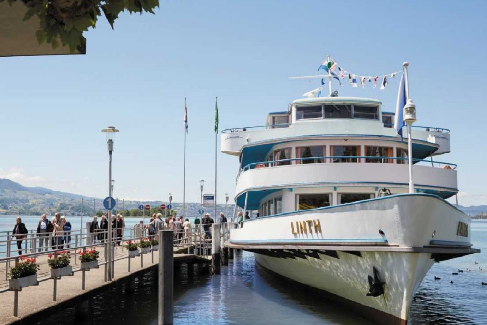Visite en bus touristique de Zurich avec croisière sur le lac - Découvrez le meilleur de Zurich avec une visite en bus touristique de la ville et une croisière sur le lac de Zurich. Explorez des attractions incontournables telles que la Bahnhofstrasse, le quartier financier et la vieille ville historique. Profitez de vues panoramiques, de commentaires d'experts et d'une promenade en bateau relaxante sur le lac. Ce combo de visite de Zurich est parfait pour les touristes souhaitant découvrir des monuments emblématiques, la beauté des paysages et les points forts culturels en une expérience inoubliable. Idéal pour les visiteurs de première visite cherchant une aventure de découverte complète à Zurich. Visite en bus touristique de Zurich avec croisière sur le lac - Image 1 sur 5