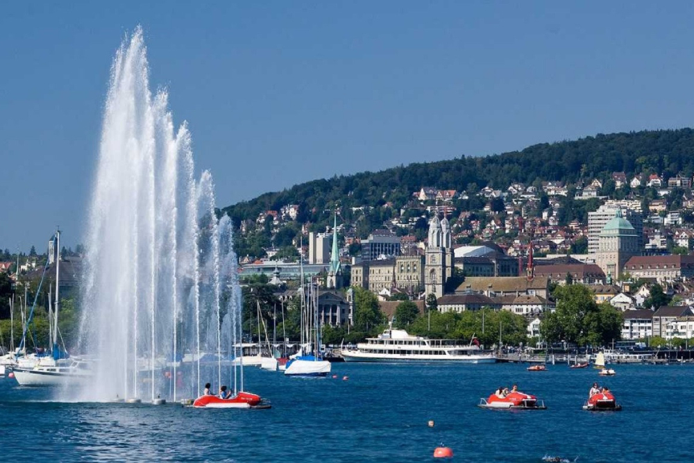 Zurich City Sightseeing Bus Tour mit Seerundfahrt - Erleben Sie das Beste von Zürich mit einer City Sightseeing Bustour und einer Zürichsee-Rundfahrt. Erkunden Sie Top-Attraktionen wie die Bahnhofstrasse, das Finanzviertel und die historische Altstadt. Genießen Sie Panoramablicke, fachkundige Kommentare und eine entspannte Bootsfahrt auf dem Zürichsee. Diese Zürich Stadtrundfahrt-Kombination ist perfekt für Touristen, die ikonische Sehenswürdigkeiten, landschaftliche Schönheit und kulturelle Highlights in einem unvergesslichen Erlebnis entdecken möchten. Ideal für Erstbesucher, die ein umfassendes Zürcher Sightseeing-Abenteuer suchen. Zurich City Sightseeing Bus Tour mit Seerundfahrt - Bild 2 von 5
