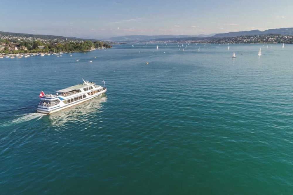Zurich City Sightseeing Bus Tour mit Seerundfahrt - Erleben Sie das Beste von Zürich mit einer City Sightseeing Bustour und einer Zürichsee-Rundfahrt. Erkunden Sie Top-Attraktionen wie die Bahnhofstrasse, das Finanzviertel und die historische Altstadt. Genießen Sie Panoramablicke, fachkundige Kommentare und eine entspannte Bootsfahrt auf dem Zürichsee. Diese Zürich Stadtrundfahrt-Kombination ist perfekt für Touristen, die ikonische Sehenswürdigkeiten, landschaftliche Schönheit und kulturelle Highlights in einem unvergesslichen Erlebnis entdecken möchten. Ideal für Erstbesucher, die ein umfassendes Zürcher Sightseeing-Abenteuer suchen. Zurich City Sightseeing Bus Tour mit Seerundfahrt - Bild 3 von 5