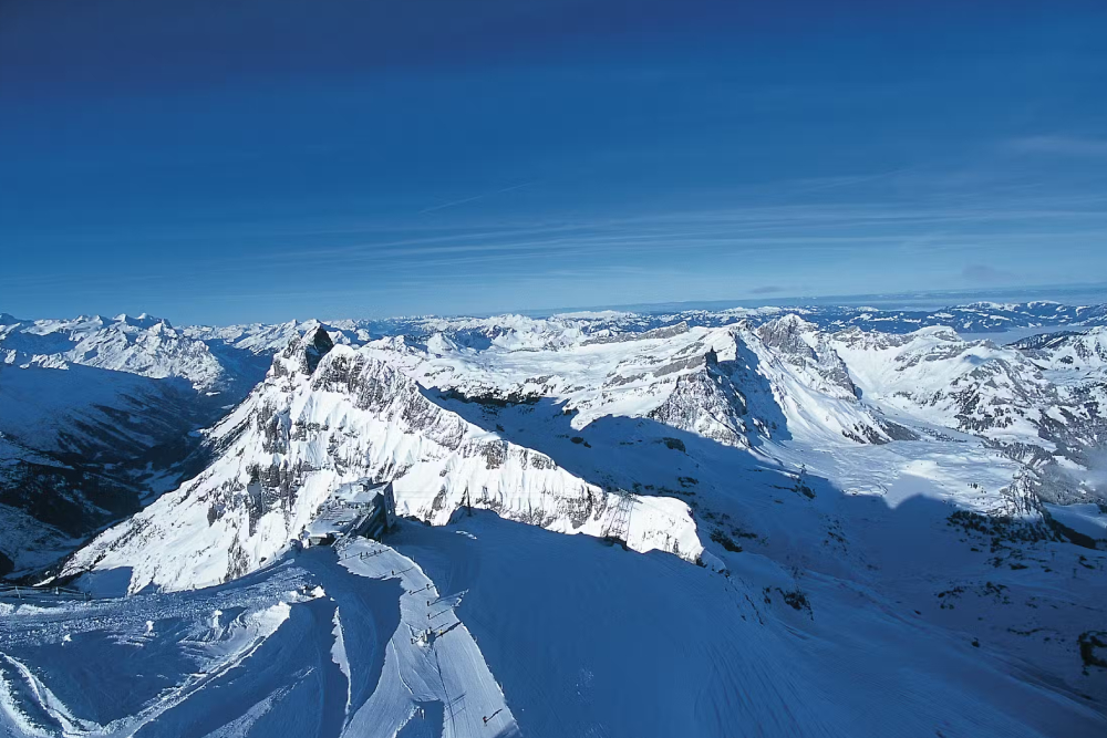 Excursión al Monte Titlis - Experimenta los impresionantes Alpes Suizos en una excursión al Monte Titlis desde Zúrich o Lucerna. Viaja en el primer teleférico giratorio del mundo, explora la Cueva de Glaciares, camina por el Puente Colgante de Titlis y disfruta de vistas panorámicas. Esta inolvidable aventura alpina incluye transporte de ida y vuelta y es perfecta para amantes de la naturaleza, familias y visitantes primerizos a Suiza. Descubre nieve, hielo y paisajes impresionantes durante todo el año en una de las excursiones montañosas más icónicas de Suiza. Excursión al Monte Titlis - Imagen 3 de 5