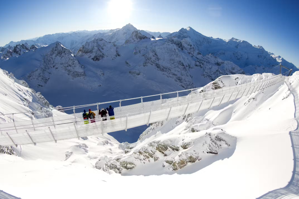 Excursión al Monte Titlis - Experimenta los impresionantes Alpes Suizos en una excursión al Monte Titlis desde Zúrich o Lucerna. Viaja en el primer teleférico giratorio del mundo, explora la Cueva de Glaciares, camina por el Puente Colgante de Titlis y disfruta de vistas panorámicas. Esta inolvidable aventura alpina incluye transporte de ida y vuelta y es perfecta para amantes de la naturaleza, familias y visitantes primerizos a Suiza. Descubre nieve, hielo y paisajes impresionantes durante todo el año en una de las excursiones montañosas más icónicas de Suiza. Excursión al Monte Titlis - Imagen 4 de 5
