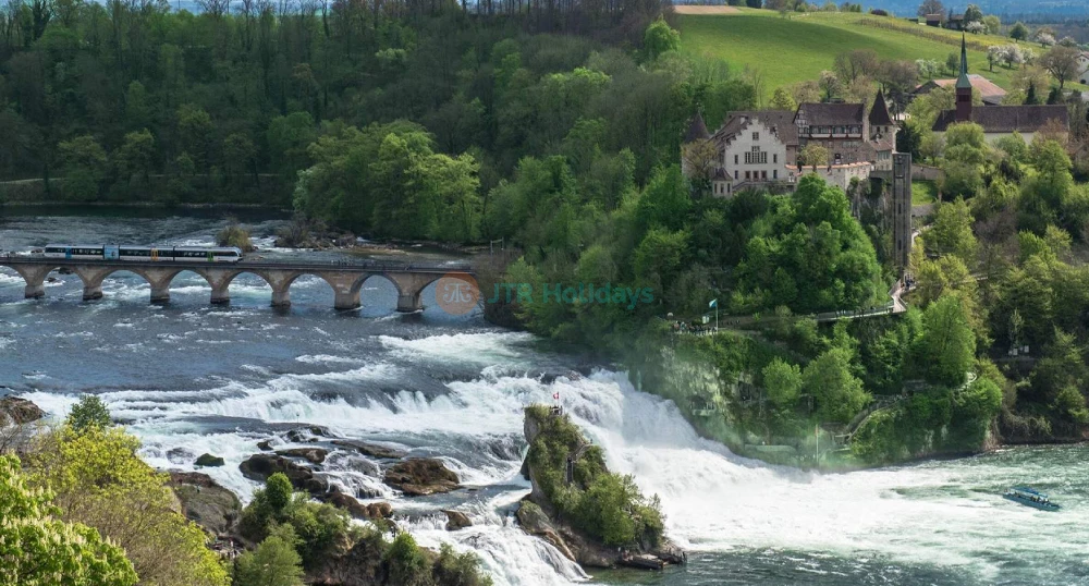 Billet pour l'excursion aux Chutes du Rhin depuis Zurich - Vivez la puissance des Chutes du Rhin lors d'une excursion guidée d'une demi-journée depuis Zurich. Profitez d'un trajet en autocar panoramique, visitez le Château de Laufen et capturez des vues splendides depuis des plateformes panoramiques. Choisissez une option balade en bateau aux Chutes du Rhin pour une approche saisissante. Explorez la campagne suisse et passez devant la forteresse historique du Munot à Schaffhouse. Parfait pour les amoureux de la nature et les voyageurs cherchant la meilleure excursion d'une journée de Zurich aux Chutes du Rhin. Réservez maintenant pour une aventure inoubliable aux cascades de Suisse. Billet pour l'excursion aux Chutes du Rhin depuis Zurich - Image 1 sur 5