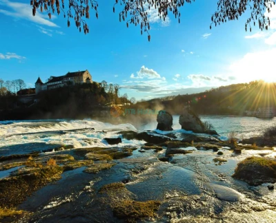 Billet pour l'excursion aux Chutes du Rhin depuis Zurich - Vivez la puissance des Chutes du Rhin lors d'une excursion guidée d'une demi-journée depuis Zurich. Profitez d'un trajet en autocar panoramique, visitez le Château de Laufen et capturez des vues splendides depuis des plateformes panoramiques. Choisissez une option balade en bateau aux Chutes du Rhin pour une approche saisissante. Explorez la campagne suisse et passez devant la forteresse historique du Munot à Schaffhouse. Parfait pour les amoureux de la nature et les voyageurs cherchant la meilleure excursion d'une journée de Zurich aux Chutes du Rhin. Réservez maintenant pour une aventure inoubliable aux cascades de Suisse. Billet pour l'excursion aux Chutes du Rhin depuis Zurich - Image 2 sur 5