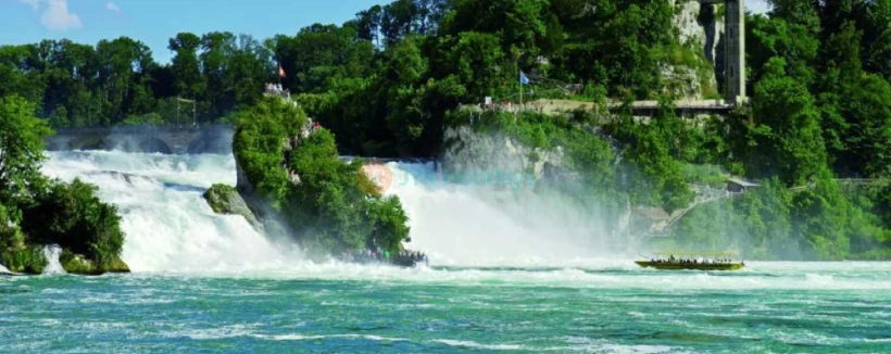 Billet pour l'excursion aux Chutes du Rhin depuis Zurich - Vivez la puissance des Chutes du Rhin lors d'une excursion guidée d'une demi-journée depuis Zurich. Profitez d'un trajet en autocar panoramique, visitez le Château de Laufen et capturez des vues splendides depuis des plateformes panoramiques. Choisissez une option balade en bateau aux Chutes du Rhin pour une approche saisissante. Explorez la campagne suisse et passez devant la forteresse historique du Munot à Schaffhouse. Parfait pour les amoureux de la nature et les voyageurs cherchant la meilleure excursion d'une journée de Zurich aux Chutes du Rhin. Réservez maintenant pour une aventure inoubliable aux cascades de Suisse. Billet pour l'excursion aux Chutes du Rhin depuis Zurich - Image 3 sur 5
