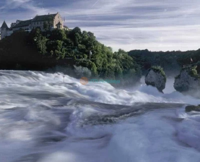 Billet pour l'excursion aux Chutes du Rhin depuis Zurich - Vivez la puissance des Chutes du Rhin lors d'une excursion guidée d'une demi-journée depuis Zurich. Profitez d'un trajet en autocar panoramique, visitez le Château de Laufen et capturez des vues splendides depuis des plateformes panoramiques. Choisissez une option balade en bateau aux Chutes du Rhin pour une approche saisissante. Explorez la campagne suisse et passez devant la forteresse historique du Munot à Schaffhouse. Parfait pour les amoureux de la nature et les voyageurs cherchant la meilleure excursion d'une journée de Zurich aux Chutes du Rhin. Réservez maintenant pour une aventure inoubliable aux cascades de Suisse. Billet pour l'excursion aux Chutes du Rhin depuis Zurich - Image 5 sur 5