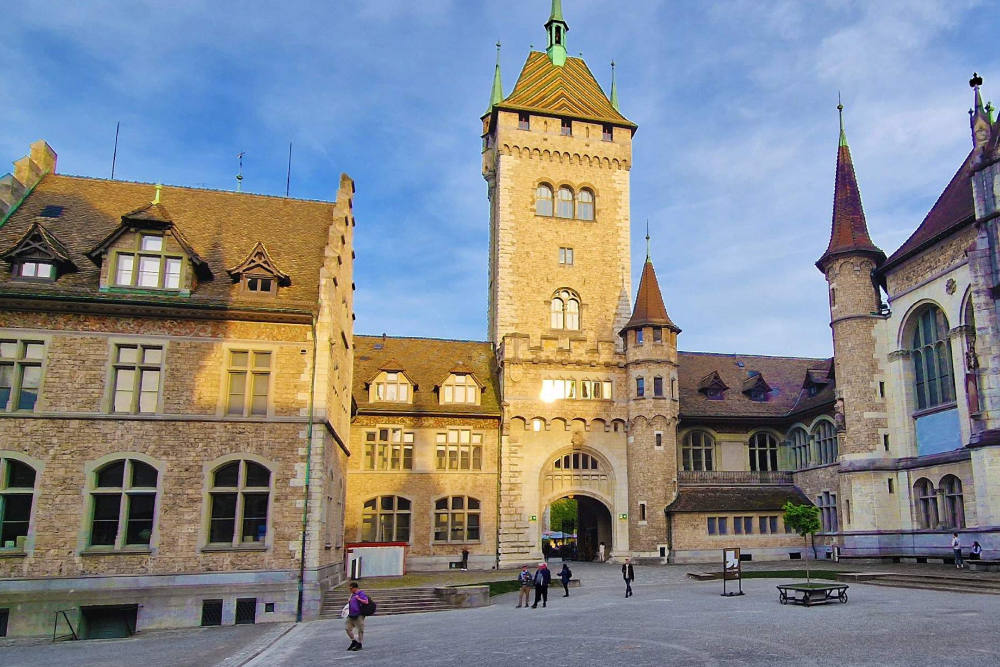 Tour en autobús turístico por Zúrich con entrada y paseo guiado por la Ciudad Vieja - Imagen 4 de 5