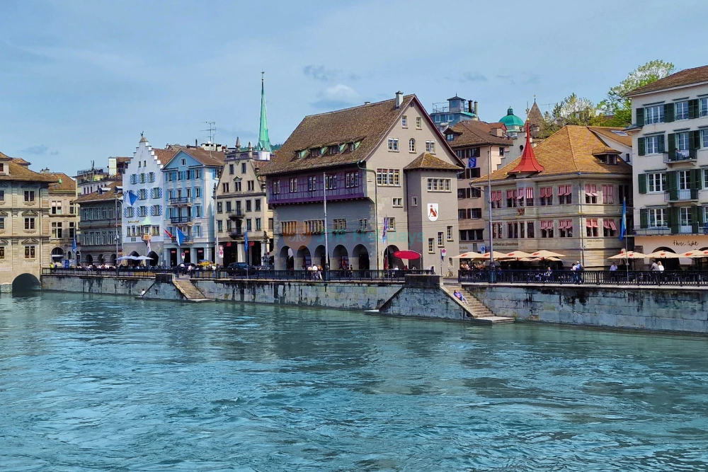 Billet pour la visite touristique en bus de Zurich avec promenade guidée dans la vieille ville - Image 6 of 9