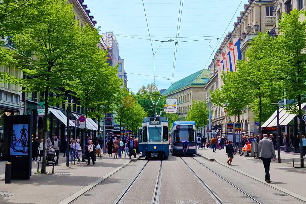 Billet pour la visite touristique en bus de Zurich avec promenade guidée dans la vieille ville - Image 8 of 9