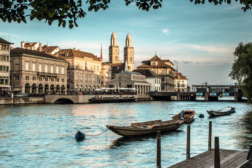 Tour por la ciudad de Zúrich con ticket para ferry y teleférico Felsenegg - Explora Zurich con el Tour por la Ciudad de Zurich que incluye un paseo escénico en ferry por el Lago de Zurich y un impresionante viaje en teleférico a Felsenegg. Descubre las principales atracciones de Zurich, pasea por el casco medieval de la ciudad y disfruta de vistas panorámicas de los Alpes Suizos. Reserva con JTR Holidays para una experiencia inolvidable de turismo en Zurich que combina cultura, naturaleza e historia en un solo recorrido guiado. Perfecto para visitantes primerizos y amantes de la naturaleza por igual. Tour por la ciudad de Zúrich con ticket para ferry y teleférico Felsenegg - Imagen 2 de 5