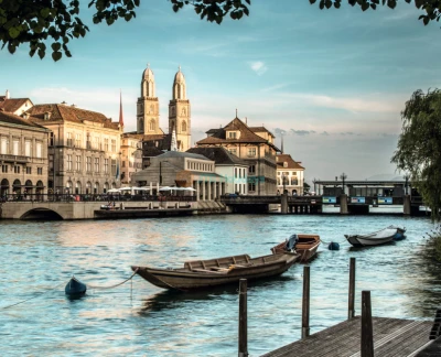 Visite de Zurich avec ferry et billet pour le téléphérique de Felsenegg - Explorez Zurich avec la Visite de Zurich incluant une traversée en ferry pittoresque sur le lac de Zurich et une montée en téléphérique spectaculaire jusqu'à Felsenegg. Découvrez les principales attractions de Zurich, flânez dans la vieille ville médiévale et profitez de vues panoramiques sur les Alpes suisses. Réservez avec JTR Vacances pour une expérience touristique inoubliable à Zurich combinant culture, nature et histoire en une seule visite guidée. Parfait pour les visiteurs venant pour la première fois et les amoureux de la nature. Visite de Zurich avec ferry et billet pour le téléphérique de Felsenegg - Image 2 sur 5